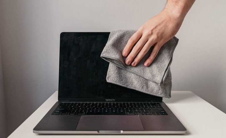 How to Safely Transport Your MacBook to Avoid Screen Damage